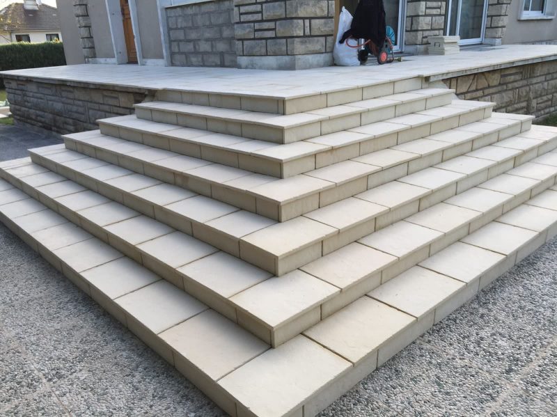 Pose carrelage terrasse avec escaliers à Favières - Artisan qualifié DA COSTA
